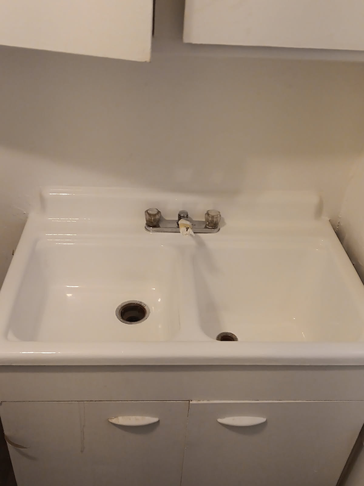 Bright white double sink after refinishing