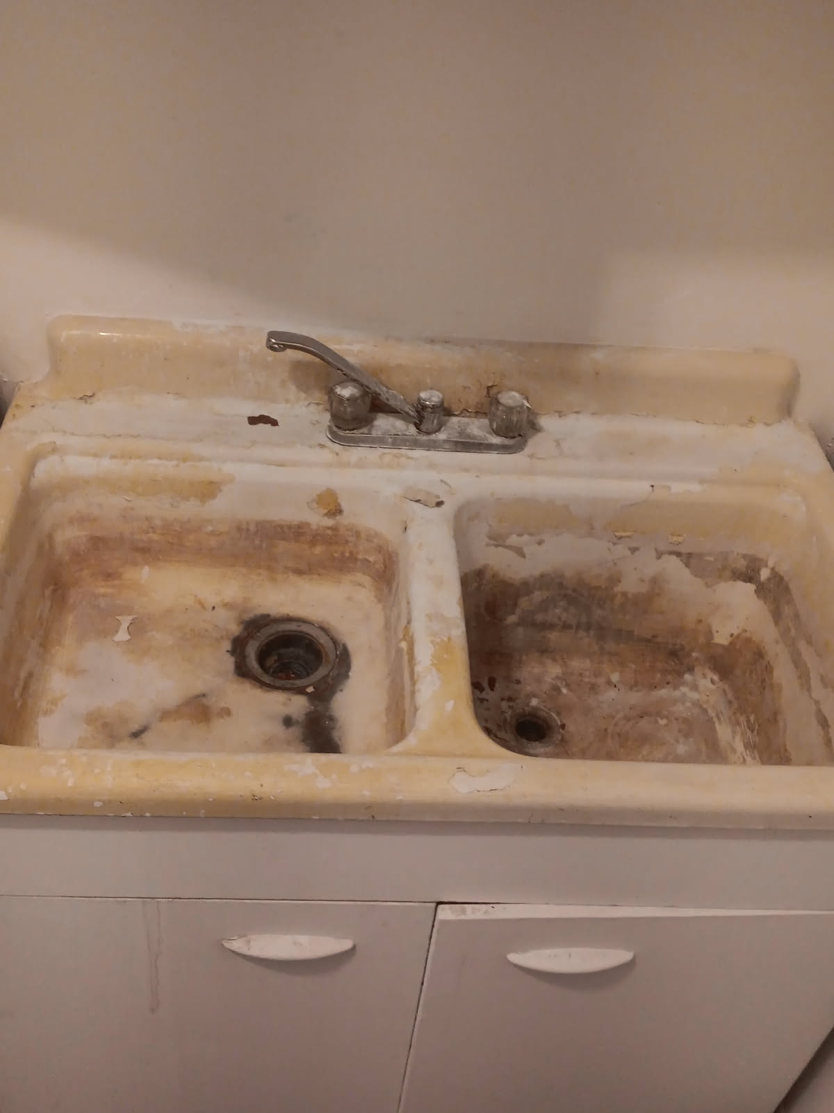 Yellowed flaking double sink before refinishing